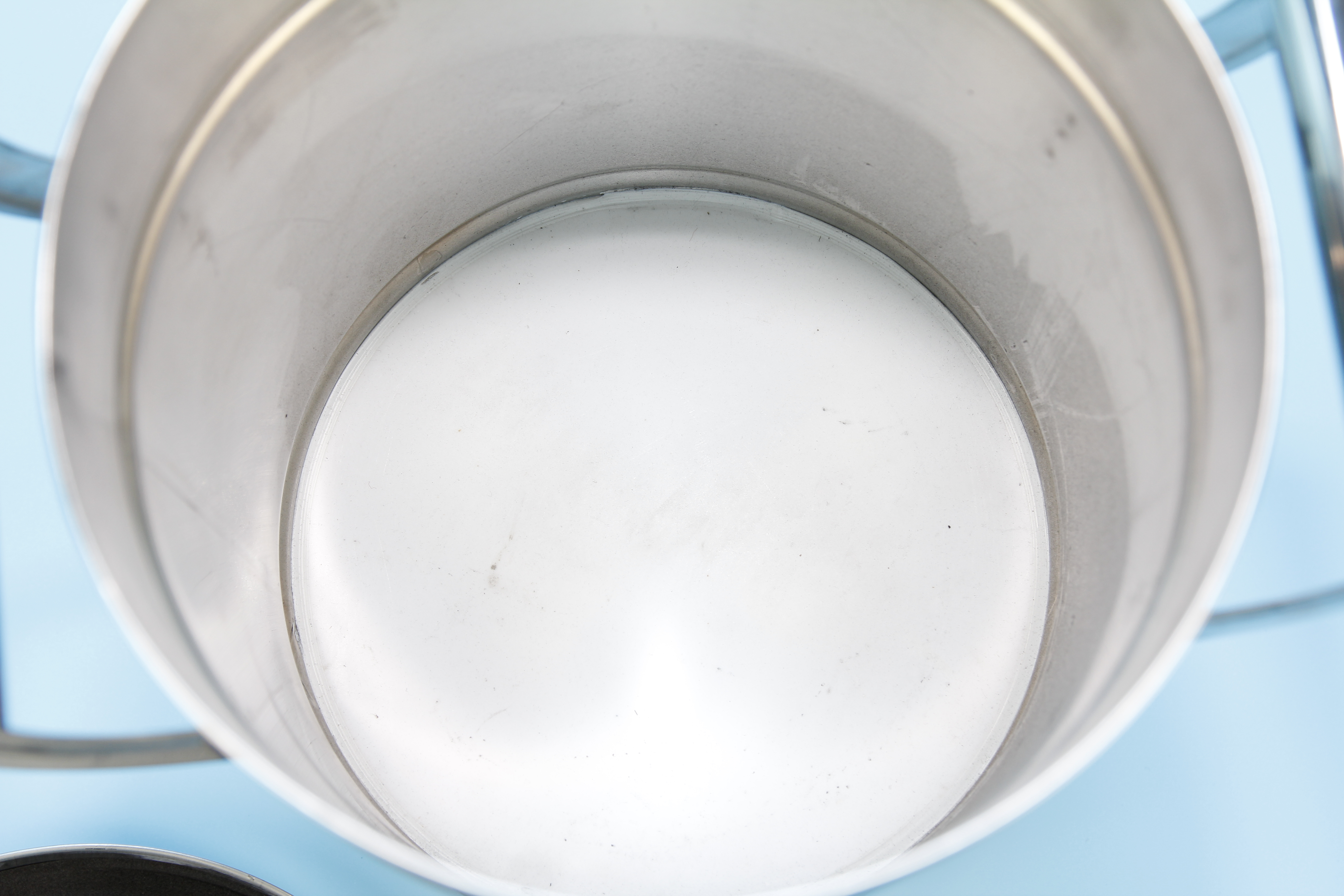 hopper with fluidized plate